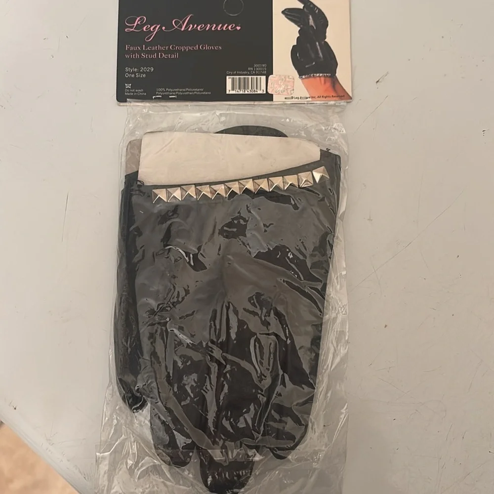 Leg Avenue Black Faux Leather Studded Cropped Gloves - Picture 3 of 8